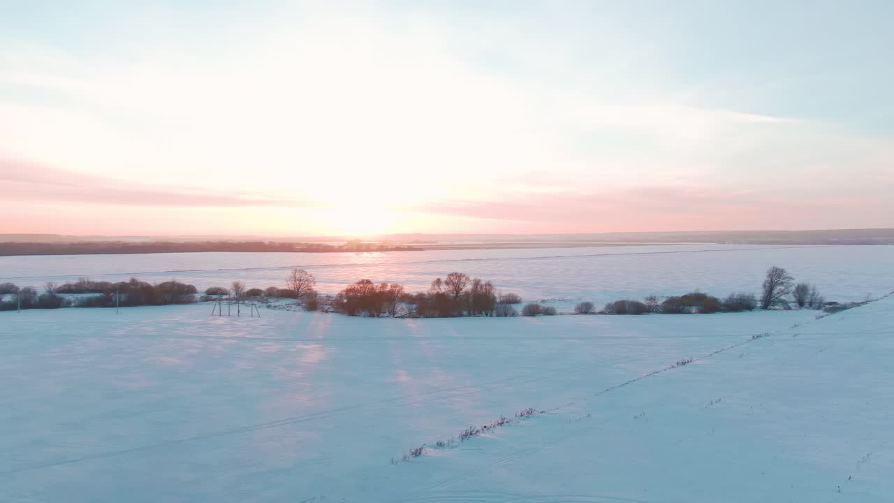 얼어붙은 강과 눈으로 인  위에서 겨울의 해가 뜨고 해가 지는 것