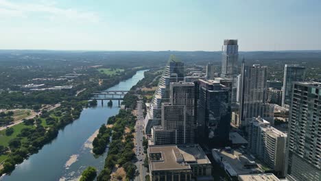 El-Río-Colorado-Ofrece-Un-Sereno-Contraste-Con-La-Bulliciosa-Ciudad-De-Austin.