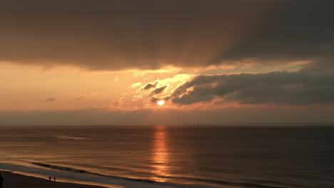 Hermoso-Atardecer-En-La-Costa-De-Sylt-Con-El-Sol-Reflejado-En-El-Mar