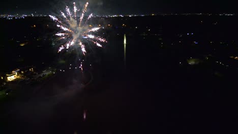 Colorido-Espectáculo-De-Fuegos-Artificiales-Sobre-La-Ciudad,-Amplia-Vista-Aérea-De-Las-Celebraciones