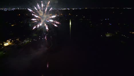 colorido espectáculo de fuegos artificiales sobre la ciudad, amplia vista aérea de las celebraciones