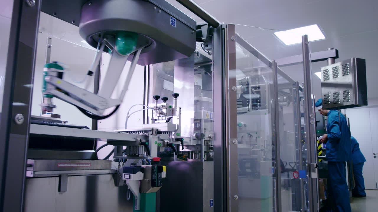 línea de envasado en una planta farmacéutica. planta de fabricación química