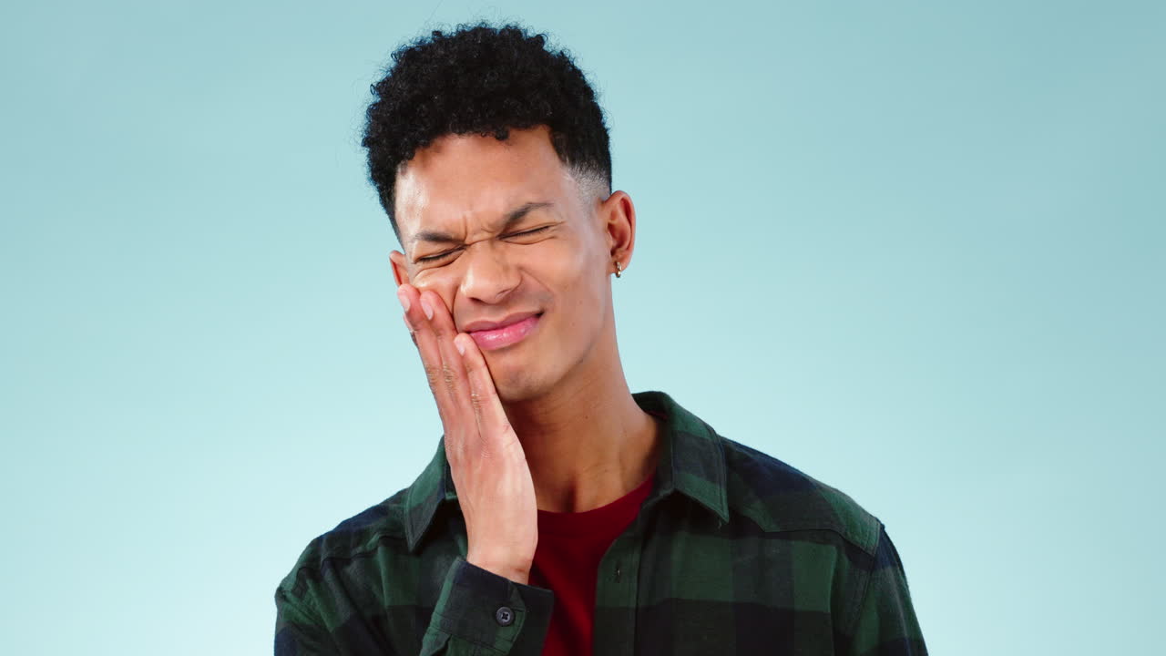 dolor de dientes, caries y hombre con crisis dental