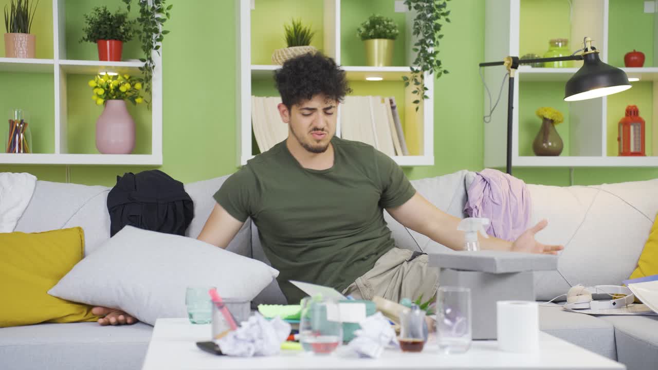 파리를  ⁇ 는 우스 ⁇ 스러운 젊은이