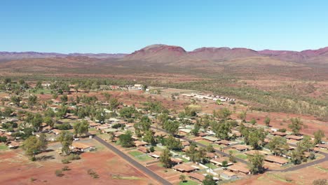 Excelente-Toma-Aérea-De-árboles-Y-Casas-Que-Salpican-El-Desierto-En-Paraburdoo,-Australia