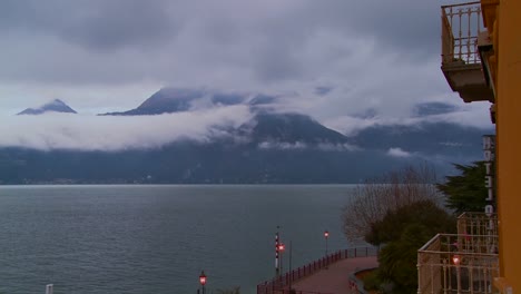 Zeitraffer-Von-Nebel,-Der-über-Berge-Rollt,-Mit-Einem-Hotelbalkon-Im-Vordergrund-1