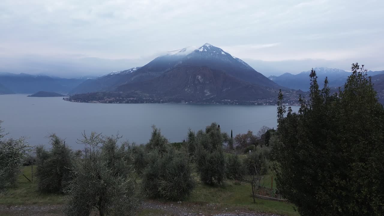 este es tal vez un día nublado feo, porque es gris, triste y nostálgico, pero cuenta muchas historias con agua, cielo y movimientos de drones