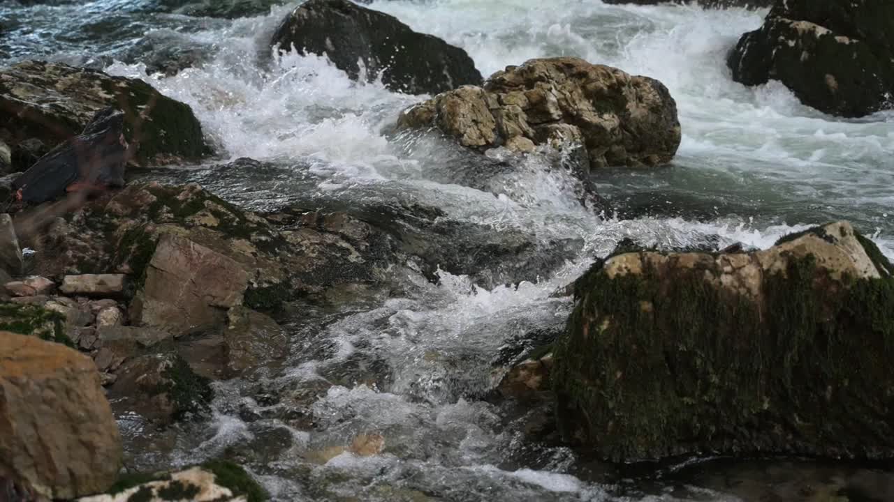 Acqua che scorre sulle rocce a Rakov Škocjan