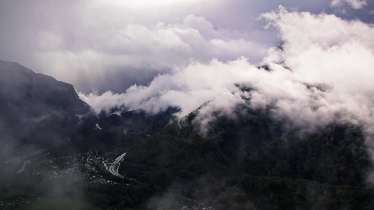 안개 가 가득 한 산 계곡 을 공중 에서 볼 수 있다