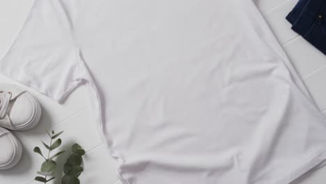 Video-Von-Weißem-T-Shirt,-Turnschuhen-Und-Kopierraum-Auf-Weißem-Hintergrund