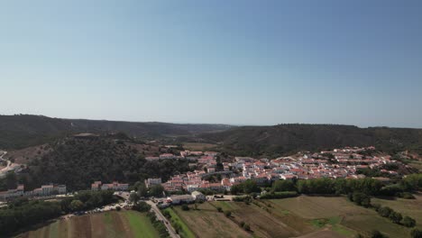 Vista-De-Drones-Sobre-La-Ciudad-De-Aljezur-En-Portugal.