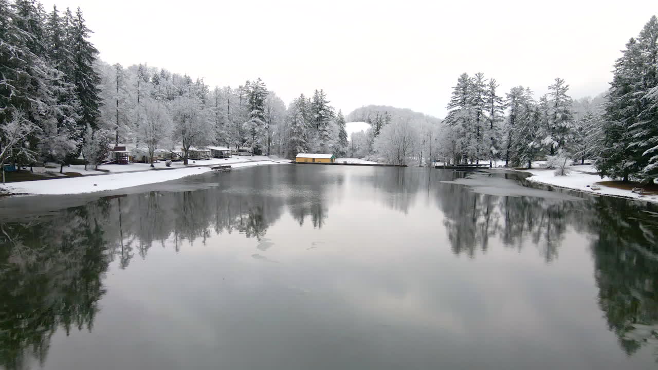 드론과 노란색 건물로 물 위를 날다