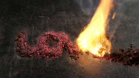 Liebeswort-Wird-Mit-Streichholz-Verbrannt-4k