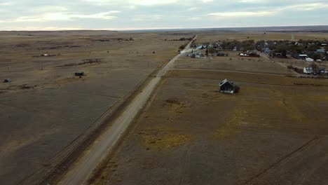 Un-Camino-De-Tierra-En-El-País-Que-Conduce-A-Un-Pequeño-Pueblo-Llamado-Emperatriz-Alberta-Canadá