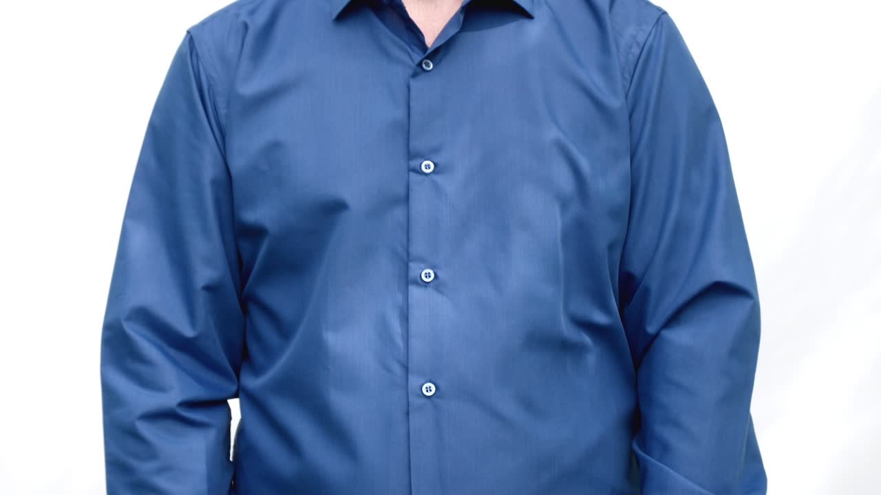 человек в руках, держащий зеленый экран перед собой, поднимает и опускает его.