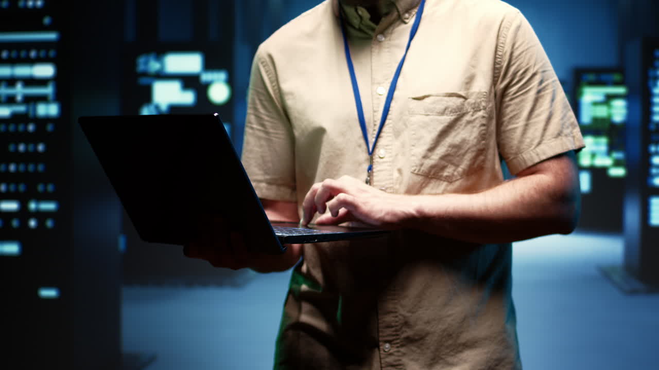 el técnico camina entre los grupos de servidores.