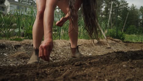 mujer cultivando semillas de siembra
