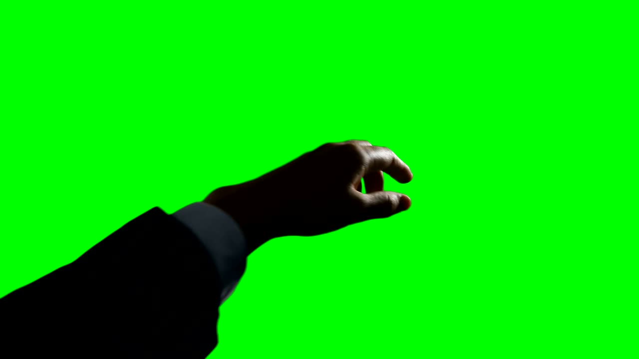 persona haciendo un gesto de la mano contra el fondo de la pantalla verde