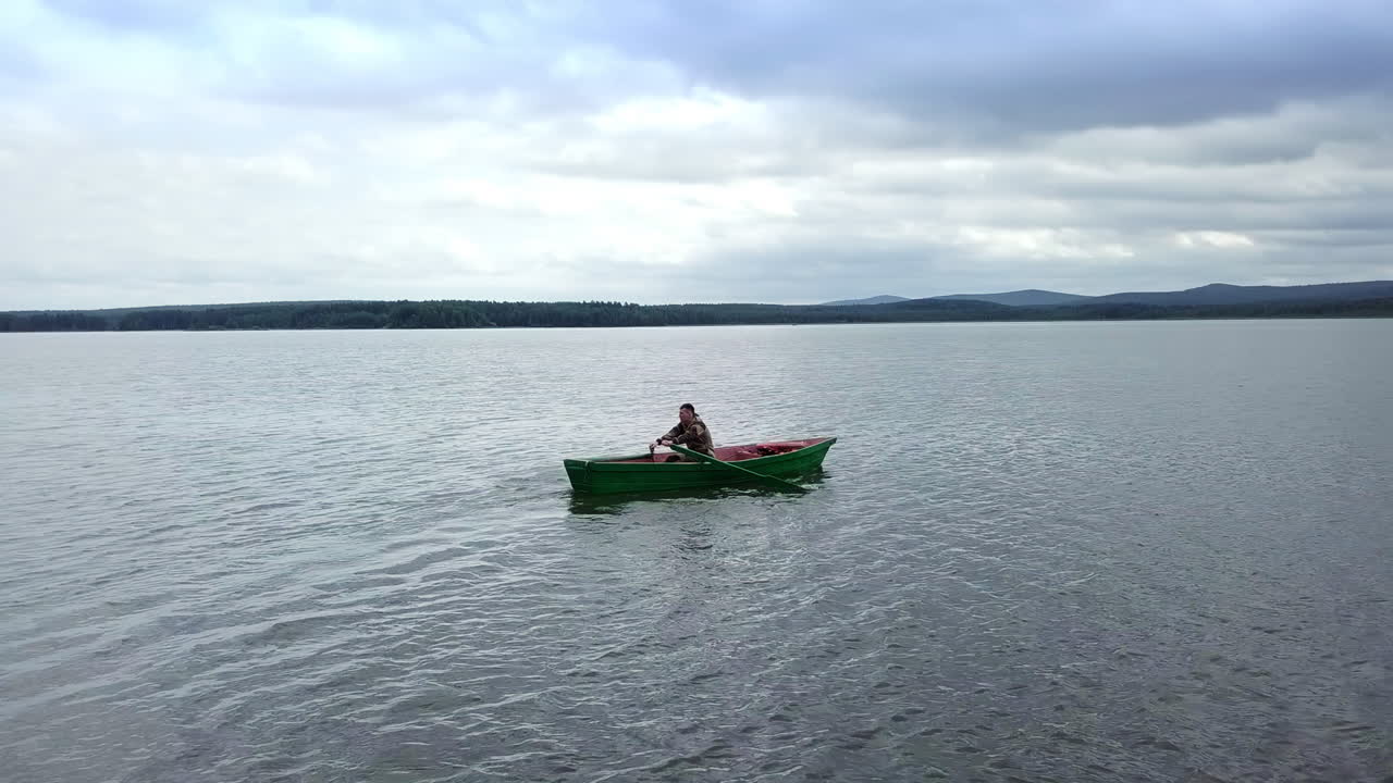 persona remando un barco en un lago