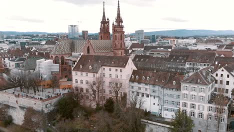 Amplia-Vista-Aérea-De-La-Catedral-De-Basilea-Desde-La-Parte-Trasera-Pflaz,-Suiza