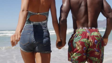 pareja corriendo juntos en la playa bajo el sol 4k