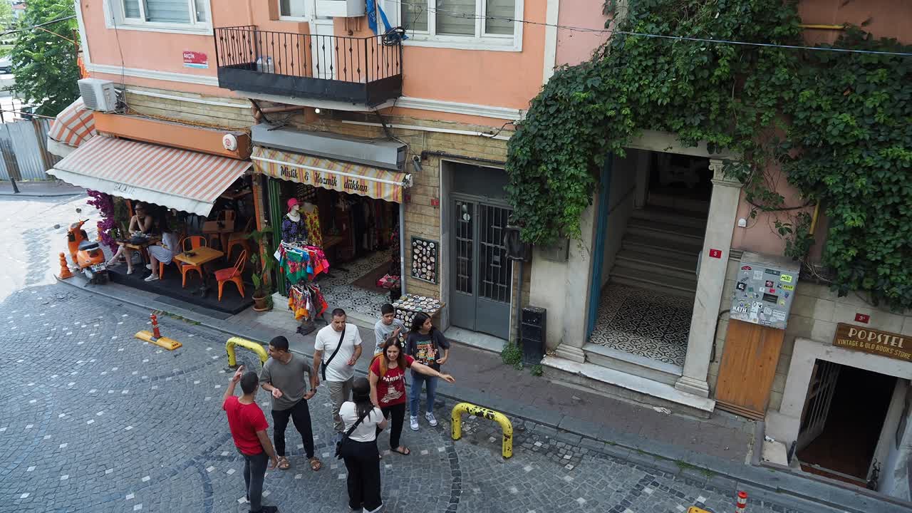 Pessoas Caminhando por uma Rua em Istambul, Turquia