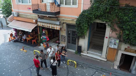 gente caminando por una calle en estambul, turquía
