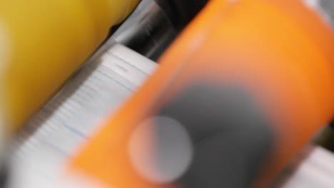 máscara quirúrgica de puntada de maquinaria automática sin bandas elásticas en la fábrica moderna