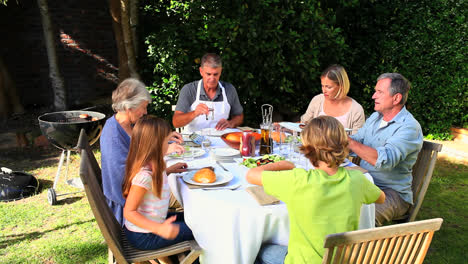 Familiengrillessen-Im-Garten