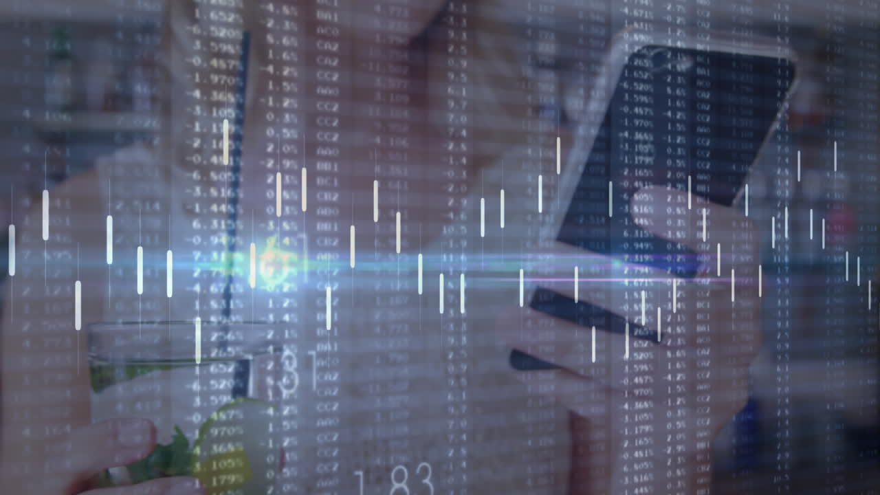 Animazione dell'elaborazione dati su donna caucasica che usa lo smartphone