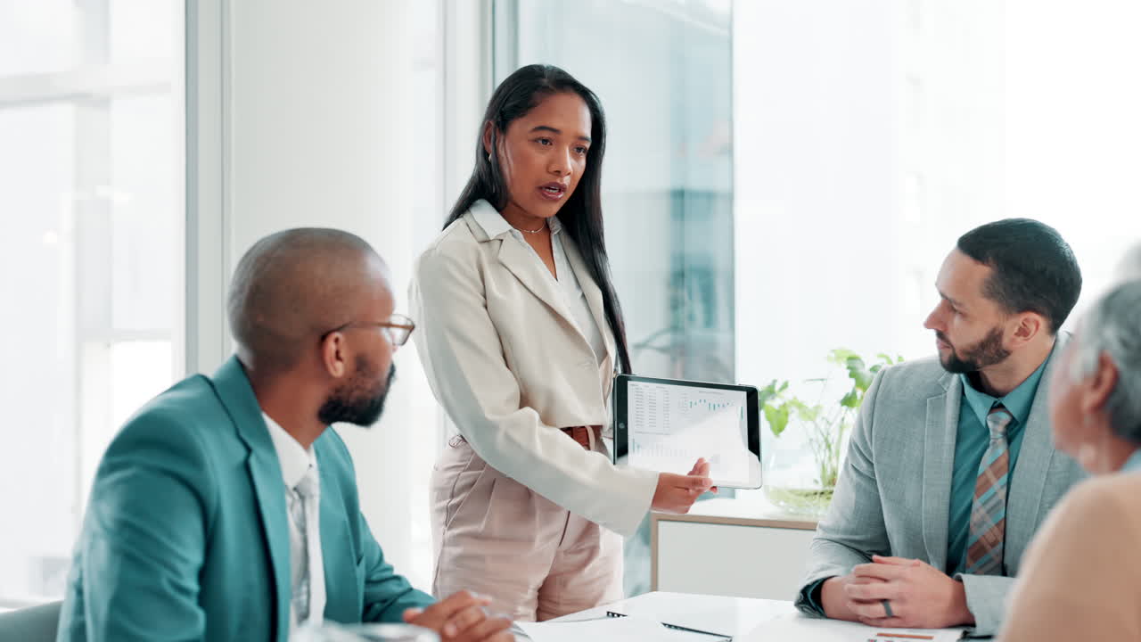 Riunione di lavoro e presentazione in un ufficio moderno