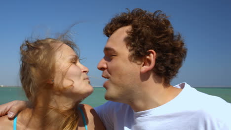 una pareja loca y enamorada.