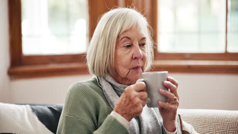 Kaffee,-Nachdenken-Und-Eine-ältere-Frau-Entspannen-Sich-Auf-Einem-Sofa