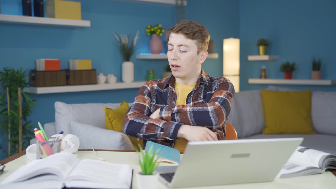 estudiante aburrido y harto de la tarea.
