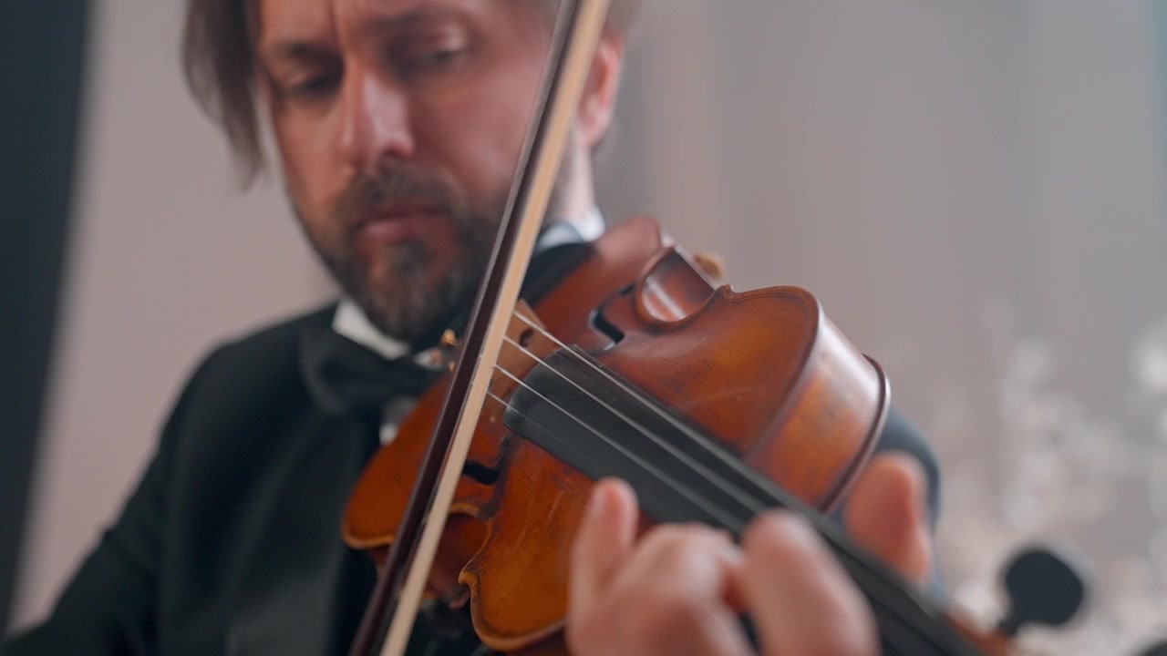 Musicista professionista che suona musica classica con un violino