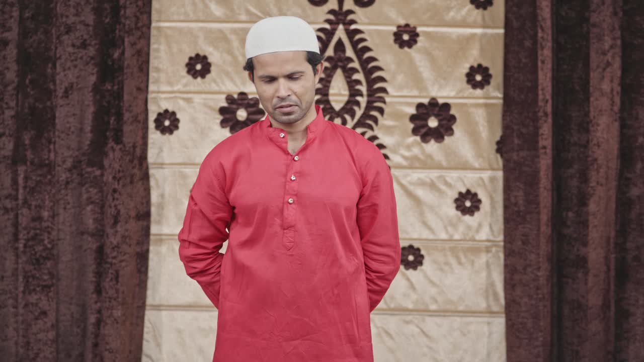 hombre musulmán pensando y admirando después de leer un gran libro