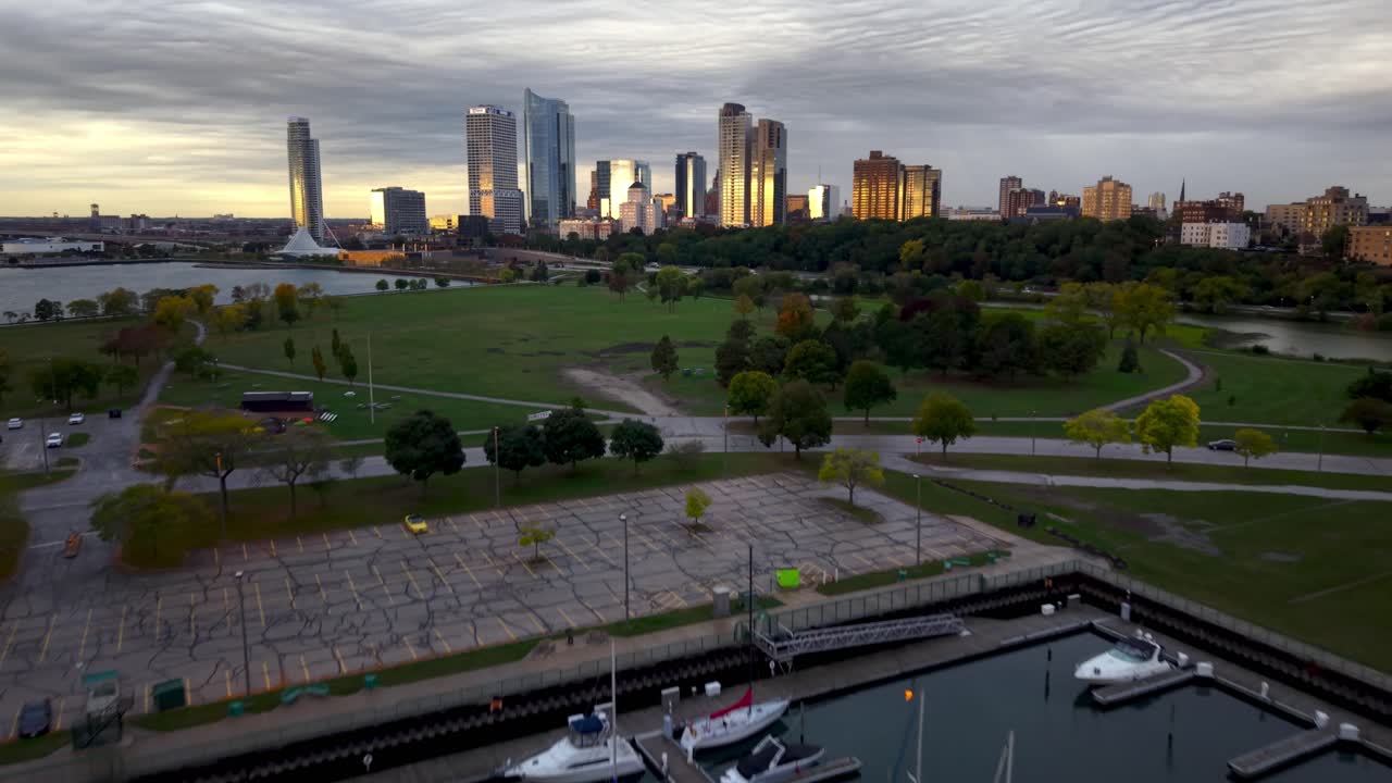 밀워키 위스콘신 스카이라인으로 진입하는 마리나 위로 펼쳐진 항공 뷰