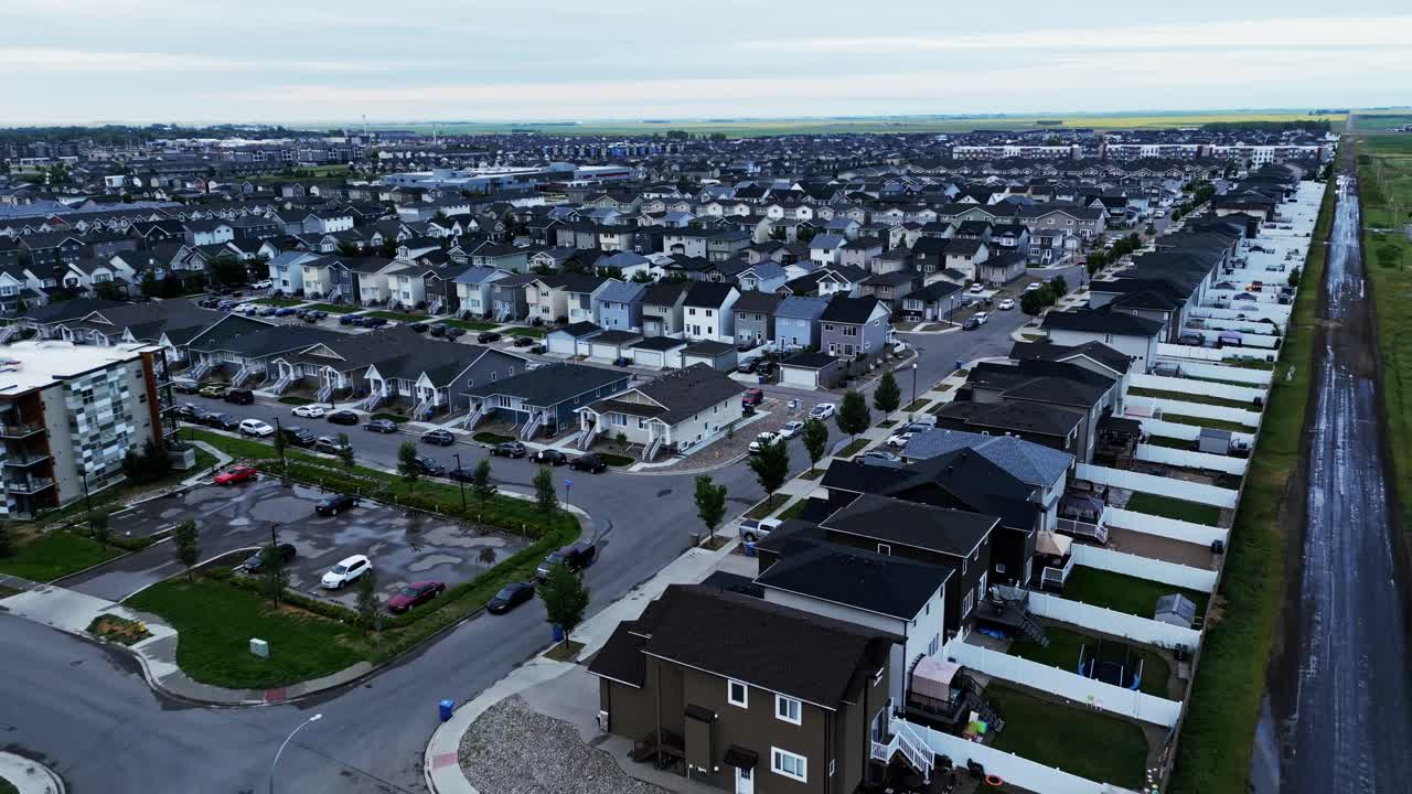 una vista aérea de casas y edificios en saskatchewan, canadá
