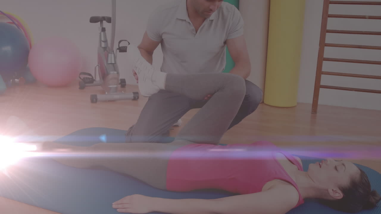 animación de luz brillante sobre mujer haciendo ejercicio con instructor de fitness