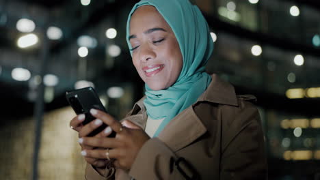 noche, teléfono y sonrisa con mujer musulmana en la ciudad