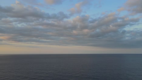 스페인, 마요르카, 사 칼로브라에서 일몰과 산을 포착하는 황금시간 동안 지중해의 회전하는 드론 샷