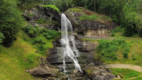 steinsdalsfossen es una cascada en el pueblo de steine en el municipio de kvam en el condado de hordaland, noruega. la cascada es uno de los sitios turísticos más visitados de noruega.