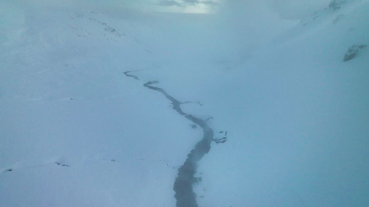 reykjadalur 계곡의 겨울 풍경을 통해 김이 나는 뜨거운 강