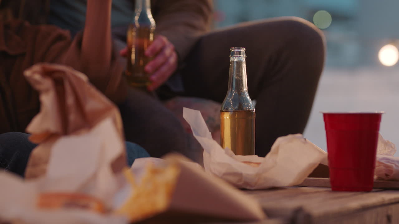 친구 들 의 그룹 이 생일 파티 를 축하 하고 있으며, 다채로운 불 을 붙인 맛있는 초콜릿 케이크 를 나누고 있다