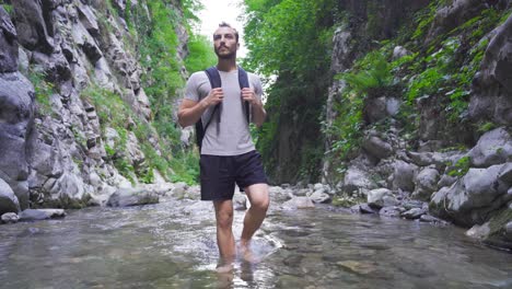 un joven aventurero caminando descalzo en rocky creek.