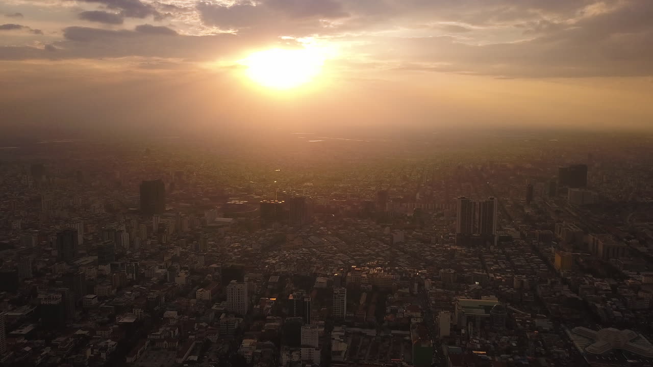 Imagens de drone 4K: Pôr do sol sobre Phnom Penh, Camboja