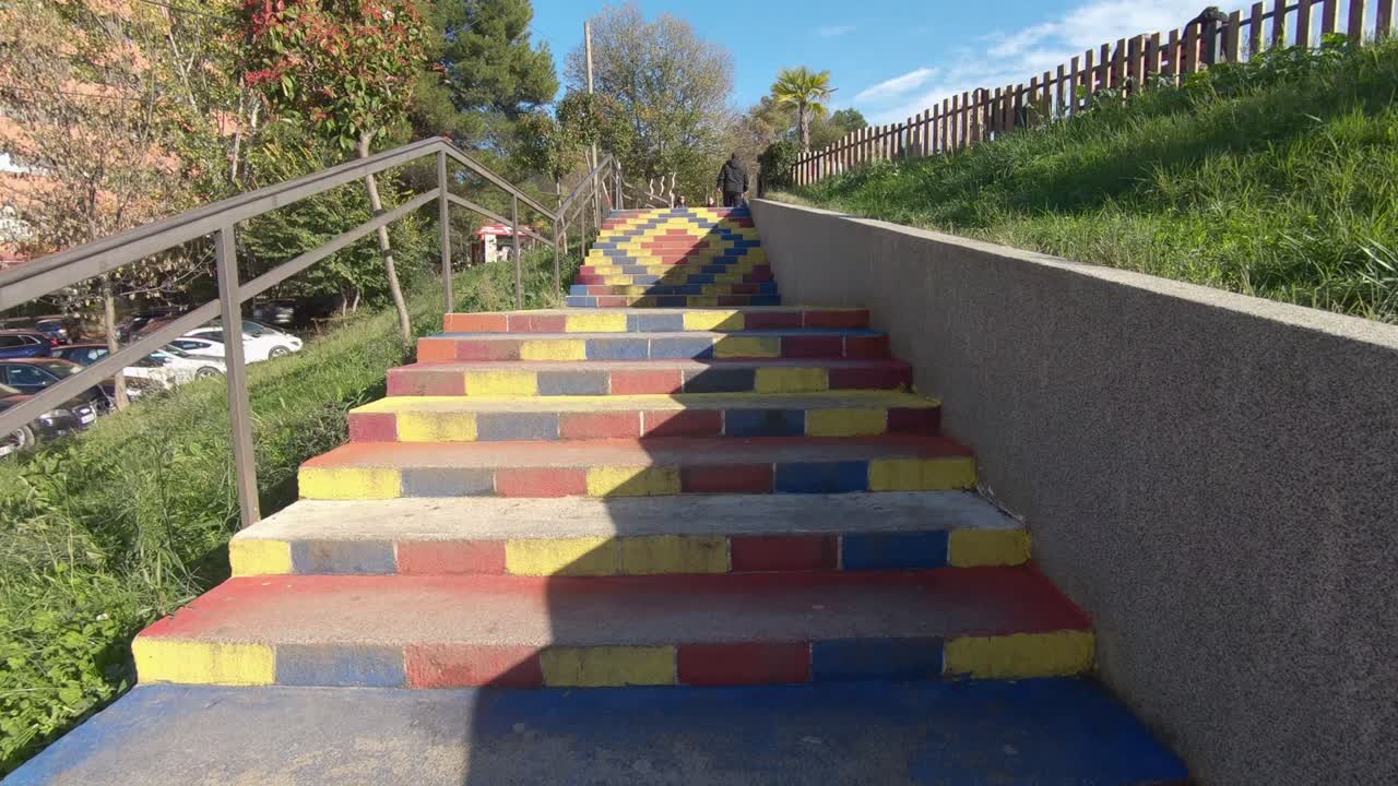 escalera urbana colorida en el centro de la ciudad de tirana en albania - gran empujón en toma de cardán