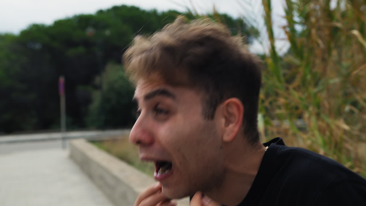 chicos felices riendo en voz alta en la naturaleza afuera