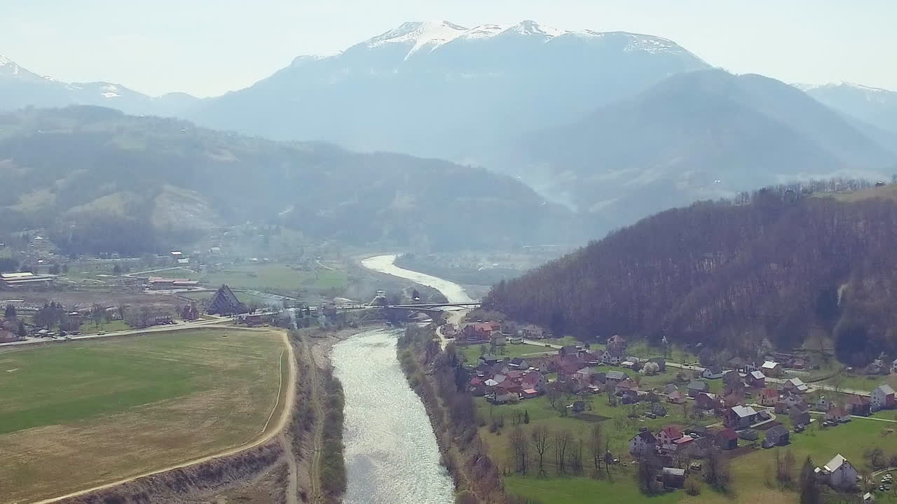 Vista aerea del fiume in Kosovo