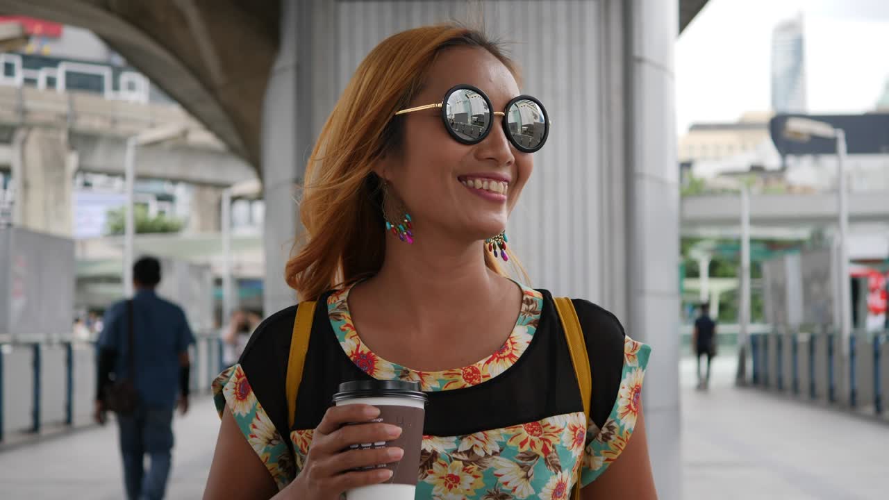 cámara lenta de una hermosa mujer de moda caminando por la ciudad